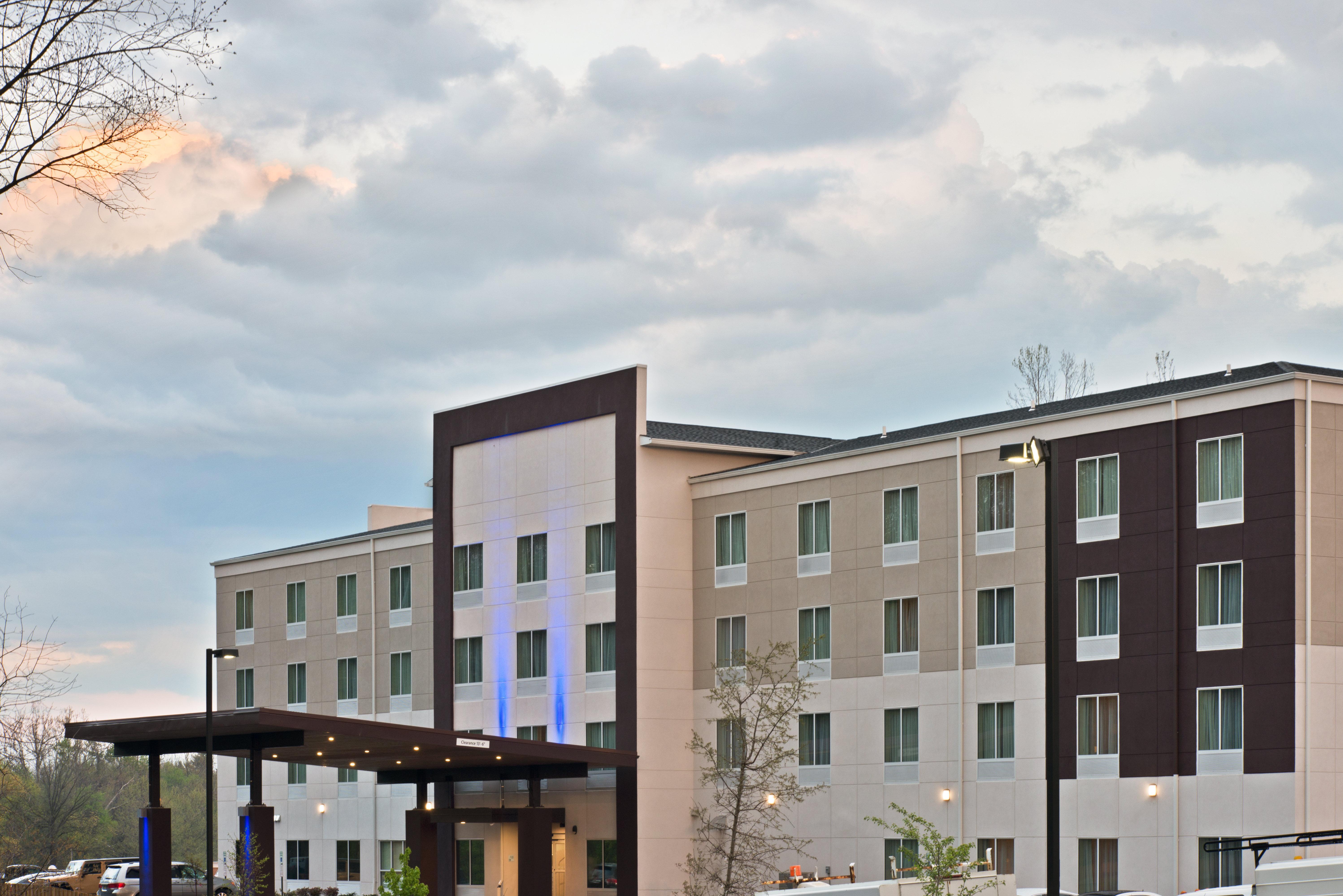 Holiday Inn Express & Suites New Cumberland By Ihg Exterior photo